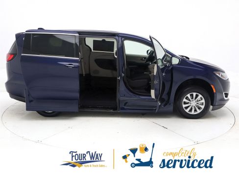 Used 2019 Chrysler Pacifica Touring Plus w/ Advanced Safetytec Group image 4