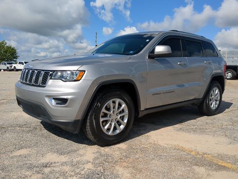 Used 2021 Jeep Grand Cherokee Laredo RWD image 6