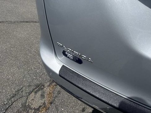 Used 2024 Chrysler Pacifica Touring-L FWD image 5
