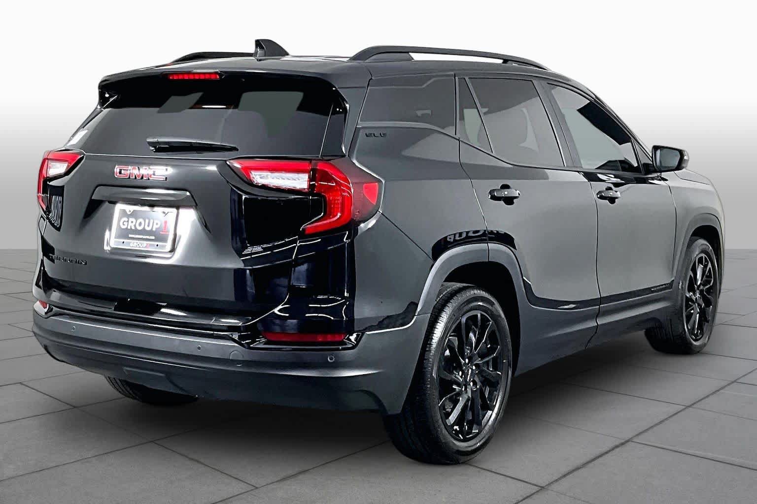 Used 2024 GMC Terrain SLE w/ Driver Convenience Package FWD image 12