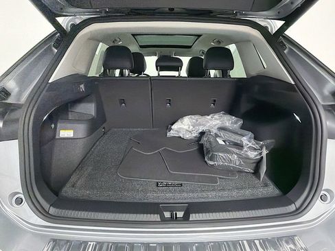 Used 2025 Volkswagen Tiguan SE AWD/4WD image 28