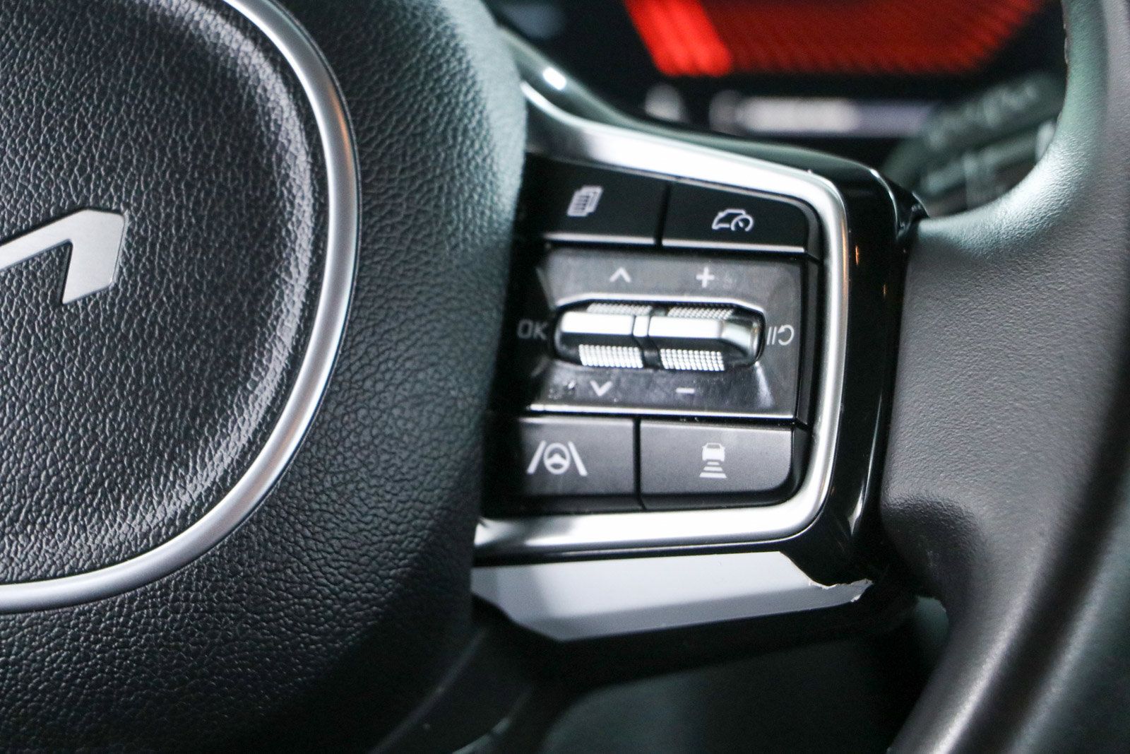 Used 2025 Kia Carnival FWD image 14