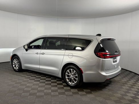 Used 2026 Chrysler Pacifica Limited FWD image 11