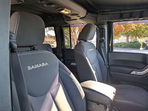 Used 2017 Jeep Wrangler Unlimited Sahara w/ Connectivity Group image 18