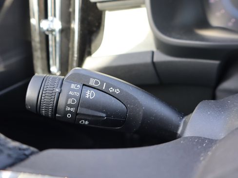 Used 2025 Volvo XC40 B5 Core image 22