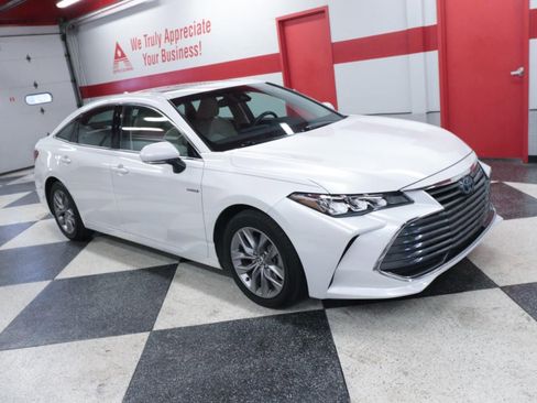 Used 2021 Toyota Avalon XLE w/ Moonroof Package image 3