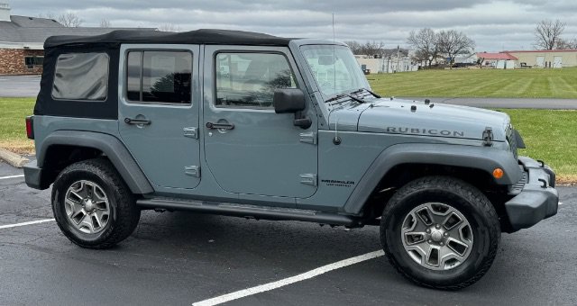 Used 2015 Jeep Wrangler Unlimited Rubicon w/ Connectivity Group AWD/4WD image 13