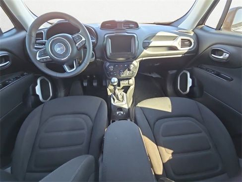 Used 2018 Jeep Renegade Latitude image 10