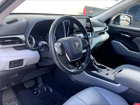 Used 2021 Toyota Highlander XLE FWD image 2
