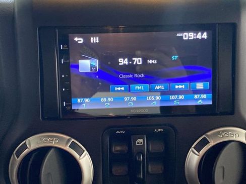 Used 2017 Jeep Wrangler Unlimited Sahara w/ Connectivity Group AWD/4WD image 40