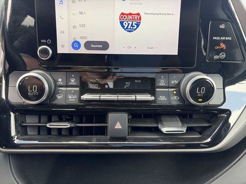 Used 2023 Toyota Highlander L FWD image 16