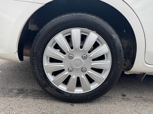 Used 2019 Nissan Versa SV image 9