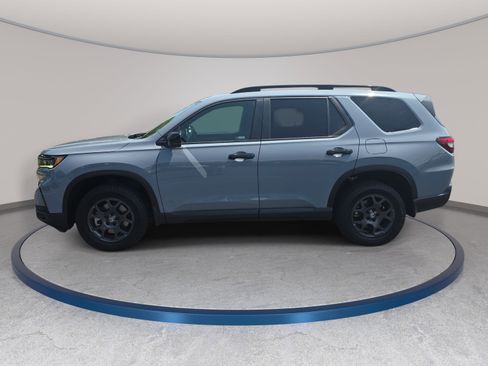 Used 2025 Honda Pilot TrailSport image 8