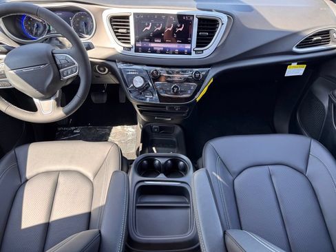 Used 2027 Chrysler Pacifica Select FWD image 11