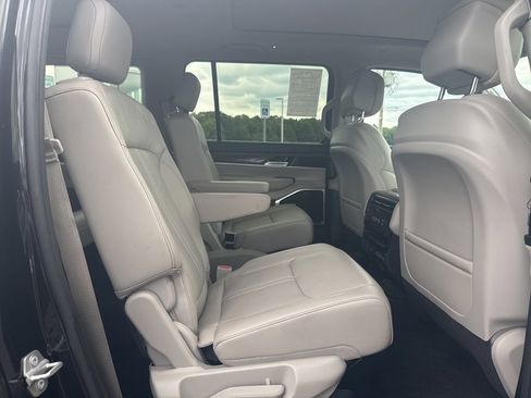 Used 2022 Jeep Wagoneer Series III w/ Premium Group I image 15