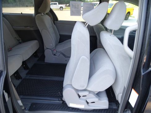 Used 2018 Toyota Sienna LE AWD image 35