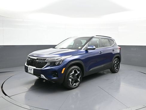 Certified 2025 Kia Seltos EX AWD/4WD image 1
