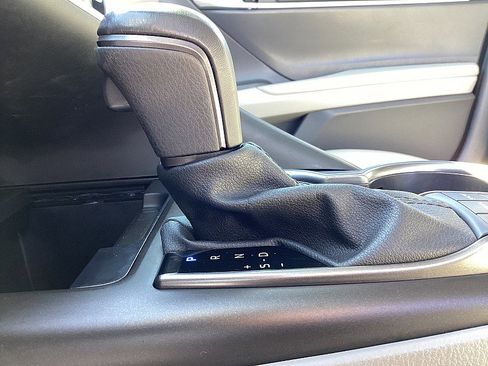 Used 2023 Toyota Camry SE image 15