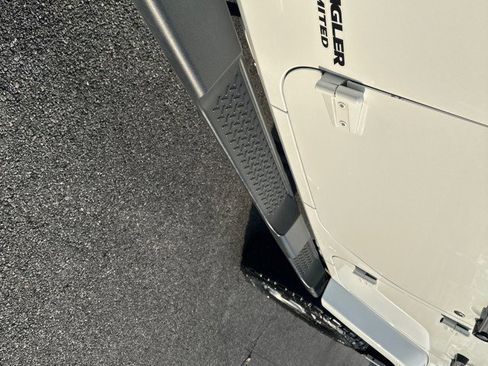 Used 2013 Jeep Wrangler Unlimited Rubicon w/ Max Tow Pkg image 10