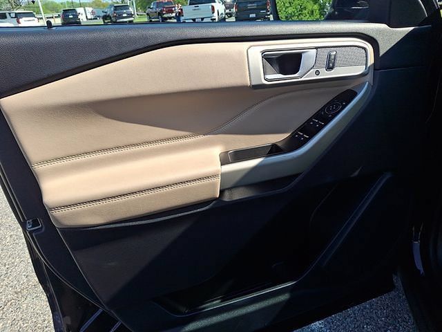 Used 2023 Ford Explorer Limited AWD/4WD image 13
