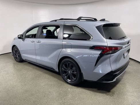 Used 2024 Toyota Sienna XSE w/ XSE Premium Package FWD image 5
