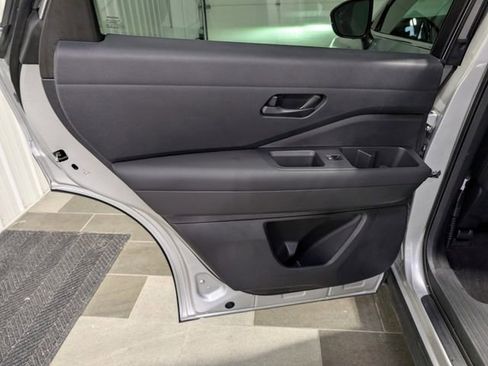 Used 2025 Nissan Pathfinder SV image 8