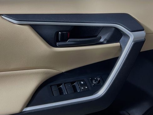 Used 2021 Toyota RAV4 LE image 16