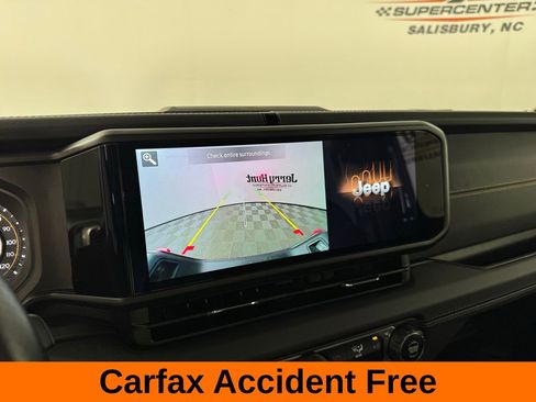 Used 2024 Jeep Gladiator Mojave image 3