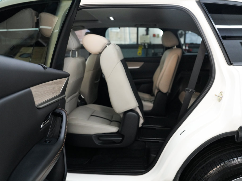 Used 2024 MAZDA CX-90 Plug-In Hybrid w/ Preferred AWD/4WD image 35