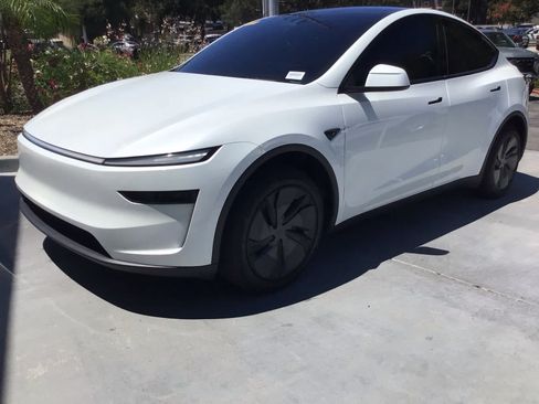 Used 2026 Tesla Model Y 2WD image 2