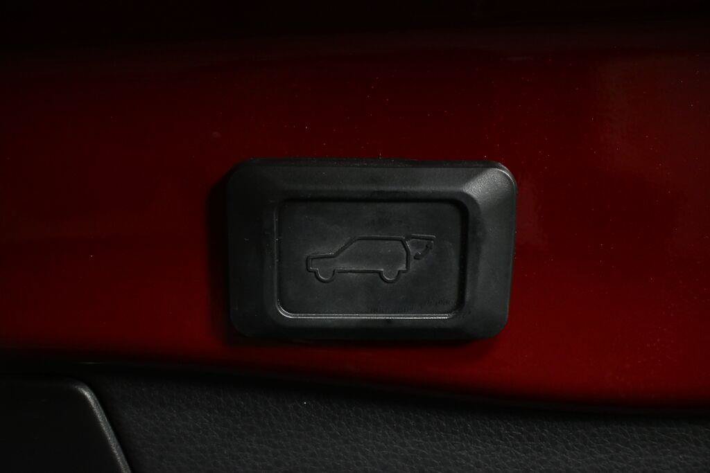 Used 2020 Toyota RAV4 XLE Premium FWD image 30