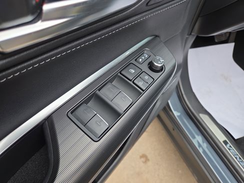 Used 2023 Toyota Venza XLE image 16