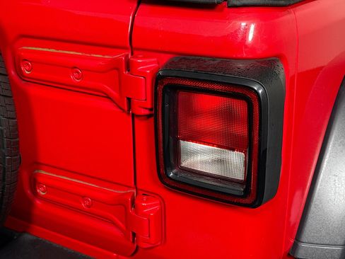 Used 2018 Jeep Wrangler Unlimited Sport S image 33