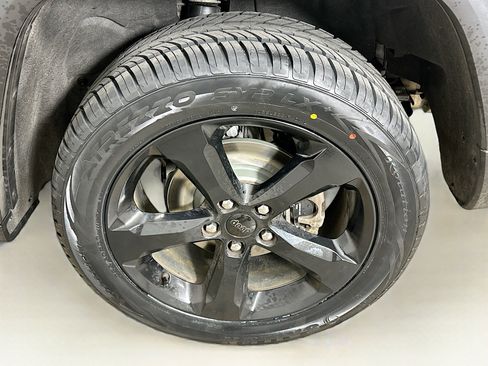 Used 2023 Jeep Grand Cherokee Limited w/ Black Appearance Package AWD/4WD image 11