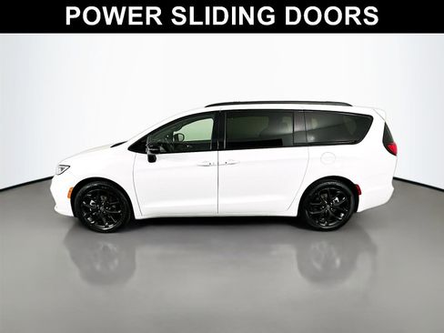 Used 2025 Chrysler Pacifica Limited image 4