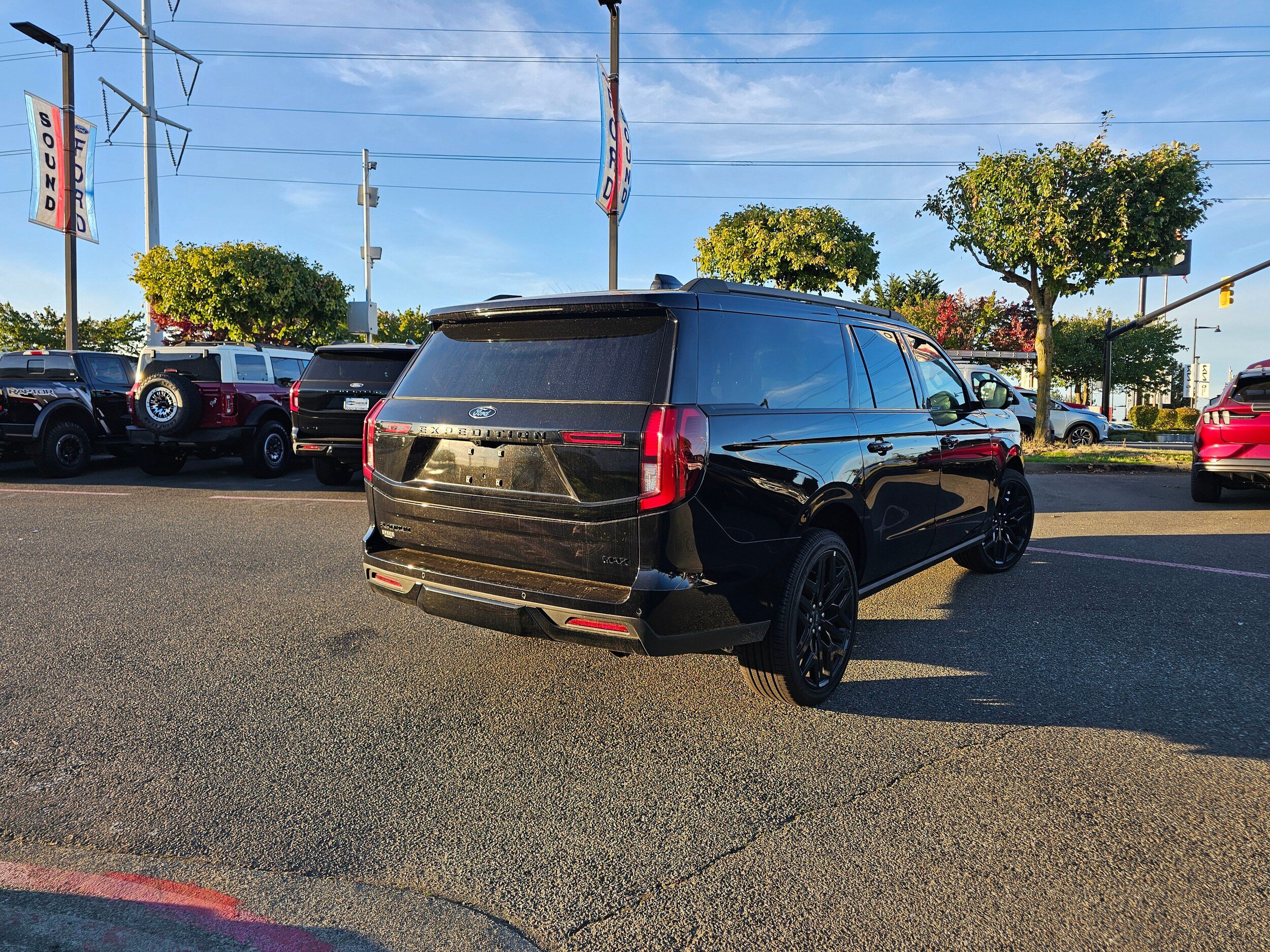 New 2026 Ford Expedition Max Platinum w/ Stealth Performance Package AWD/4WD image 4