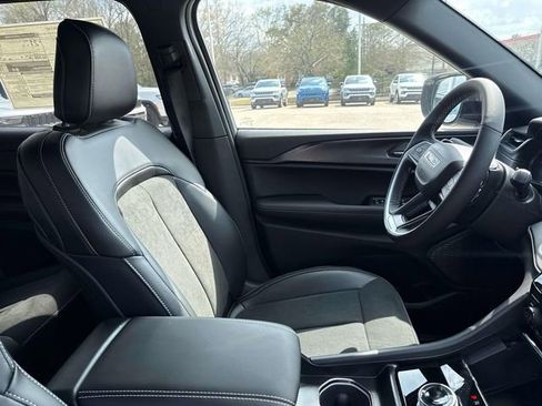 New 2025 Jeep Grand Cherokee L Altitude image 26