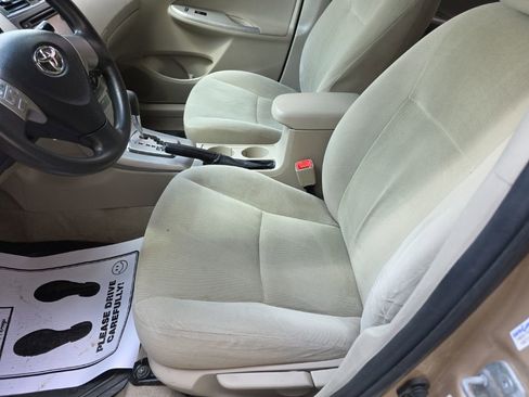 Used 2013 Toyota Corolla LE FWD image 2
