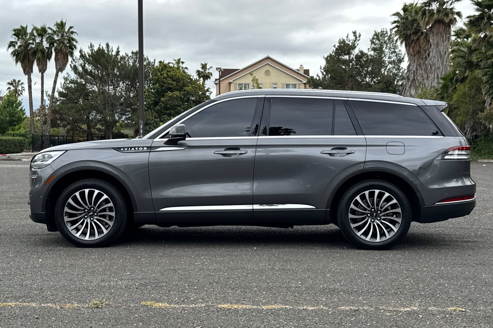 Used 2023 Lincoln Aviator Reserve w/ Equipment Group 201A RWD image 6