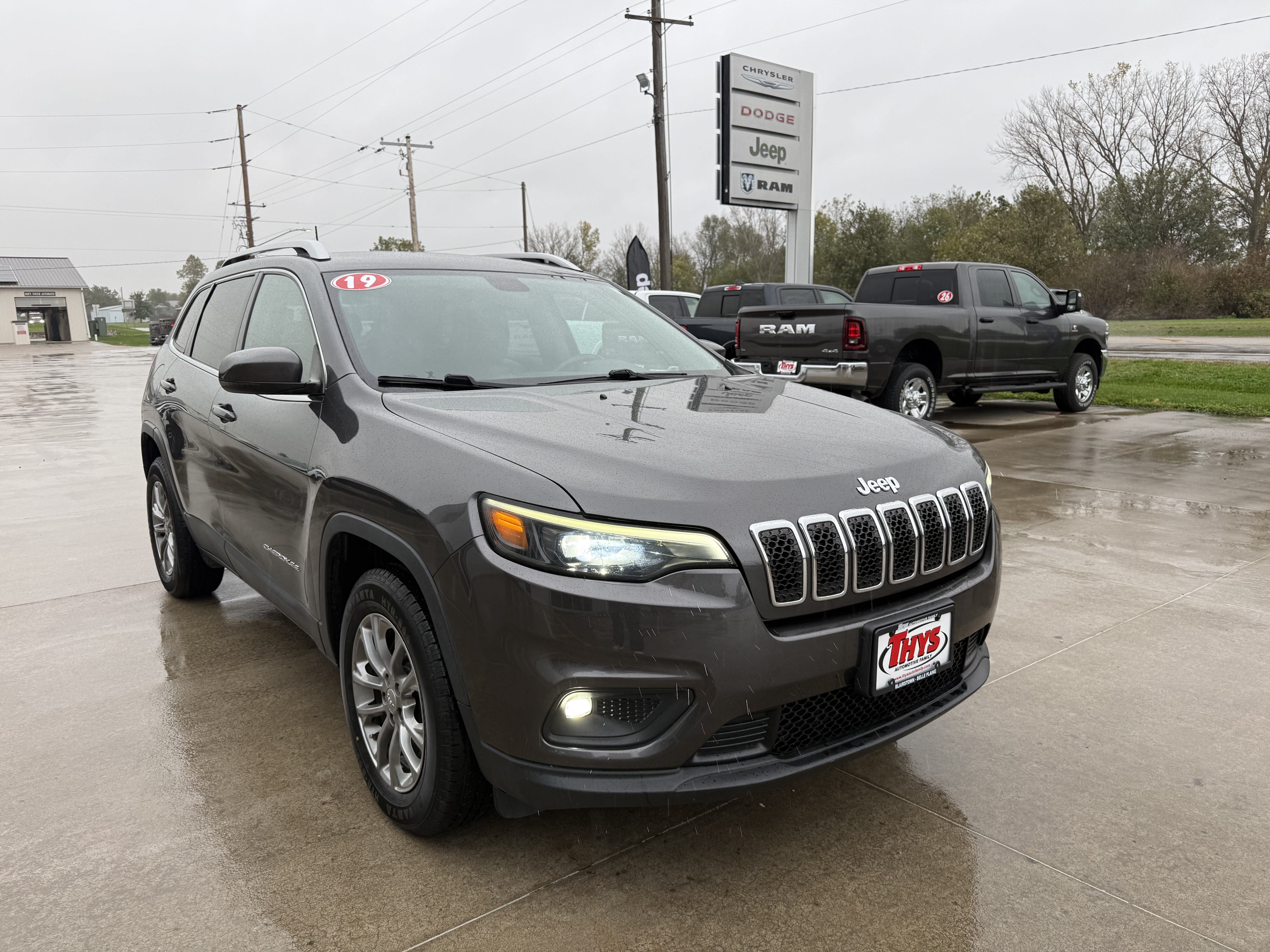 Used 2019 Jeep Cherokee Latitude Plus w/ Cold Weather Group AWD/4WD image 33