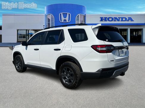 Used 2025 Honda Pilot TrailSport image 5