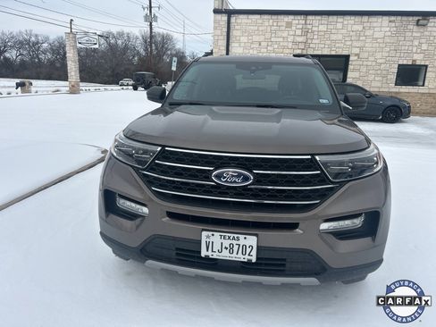 Used 2021 Ford Explorer XLT w/ Equipment Group 202A image 3