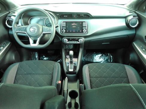 Used 2018 Nissan Kicks SV image 3