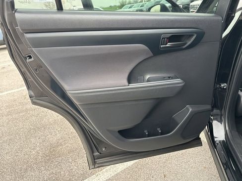 Used 2024 Toyota Highlander LE image 32