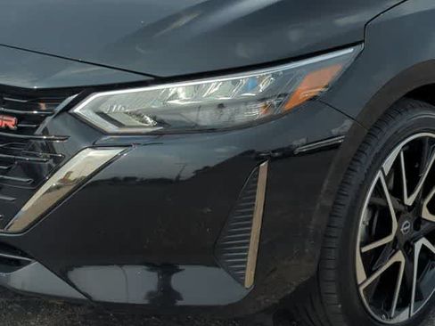 Used 2025 Nissan Sentra SR FWD image 11