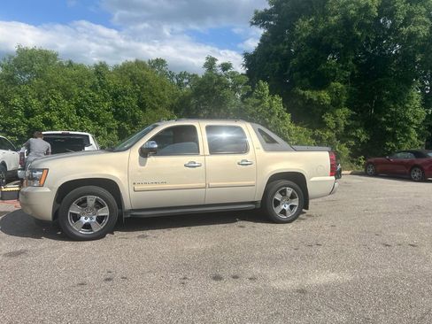 Used 2008 Chevrolet Avalanche LTZ w/ LTZ Preferred Equipment Group RWD image 2