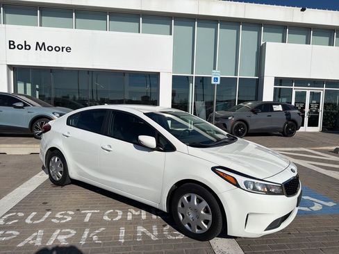 Used 2018 Kia Forte LX image 3