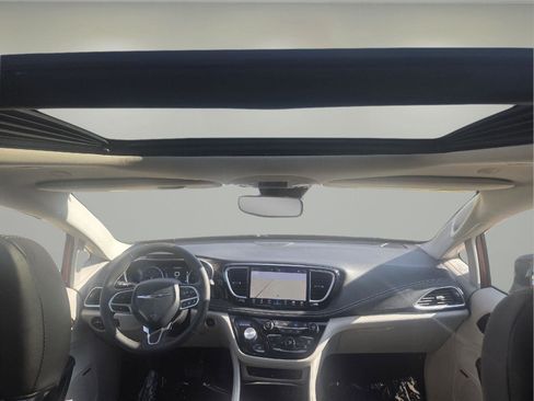 Used 2024 Chrysler Pacifica Limited w/ Uconnect Theater Family Group image 21