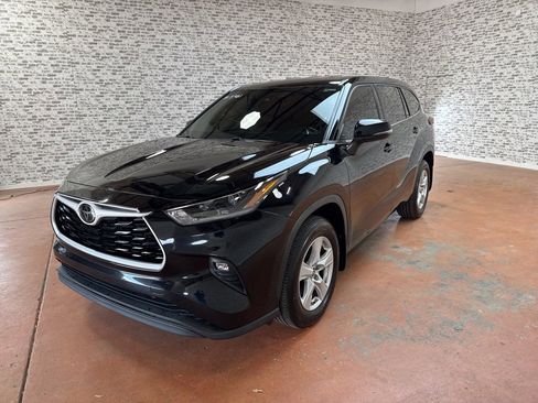 Used 2021 Toyota Highlander LE image 3