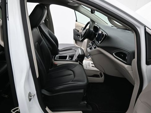 Used 2023 Chrysler Pacifica Touring-L image 15